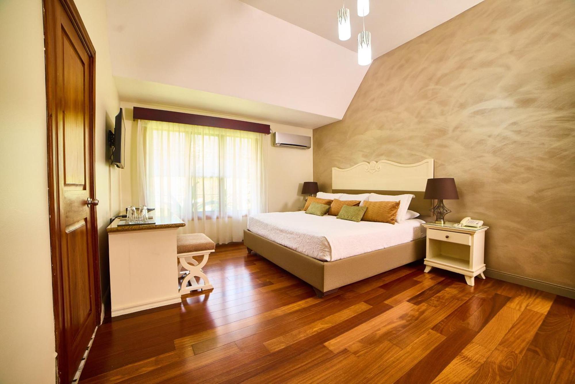 Deluxe Queen Room